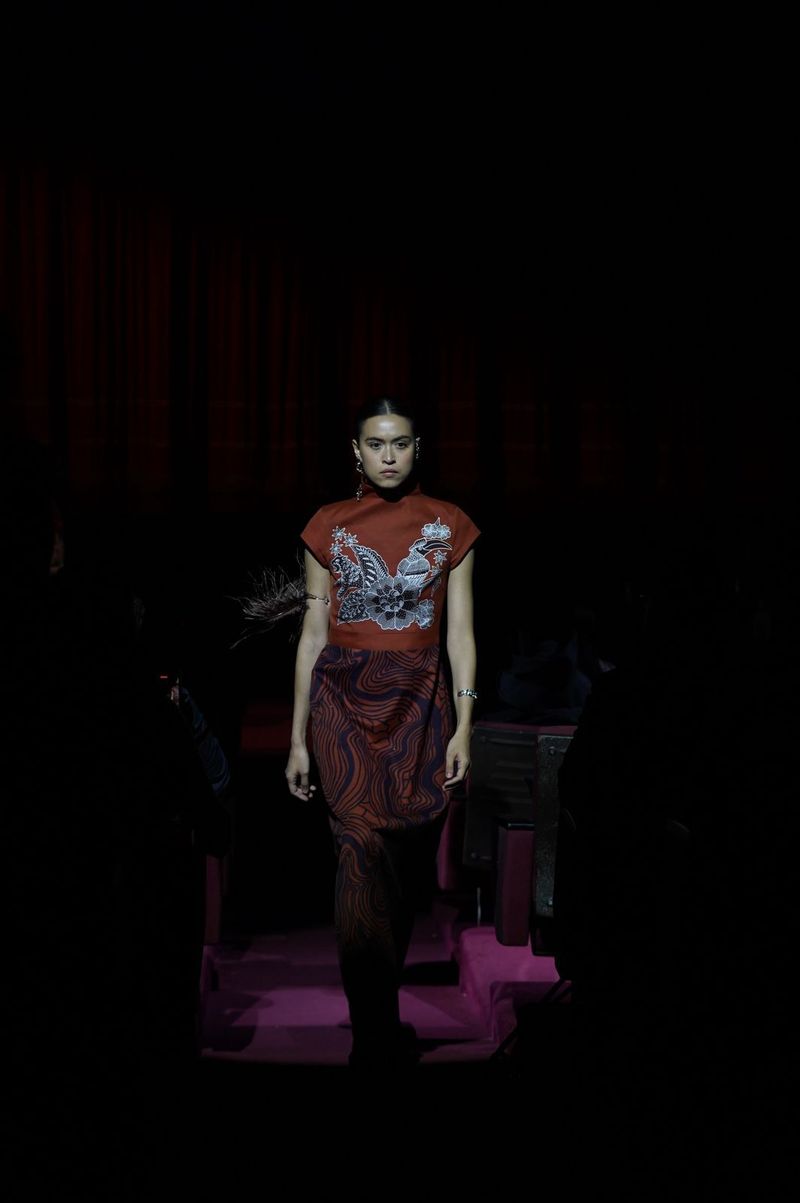 Koleksi IWAN TIRTA 'Smerti' Jenama batik IWAN TIRTA mempersembahkan 'Smerti' di Gedung Kesenian Jakarta (GKJ) pada Rabu (7/10/2026). Untuk pertama kalinya, sebuah fashion show digelar di GKJ.