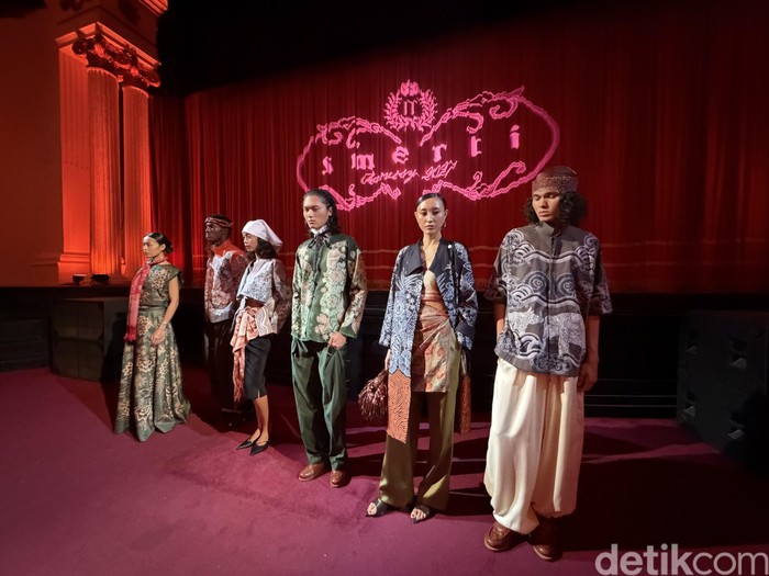 Koleksi SMERTI Iwan Tirta Hadirkan Pementasan Busana Bersejarah di Gedung Kesenian Jakarta (2)
