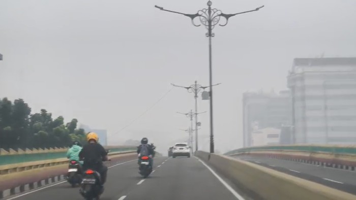 Kondisi jalanan di Kota Pekanbaru, Riau diselimuti kabut asap, Kamis (8/10/2026) pagi.