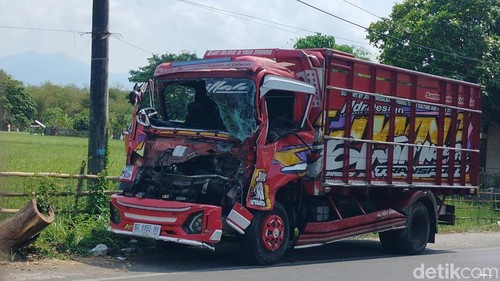 Kondisi truk bawang merah usai menabrak pohon di Dompu, NTB, Kamis (8/10/2026).