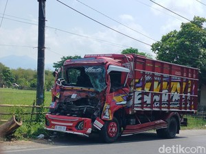 Truk Bawang Merah Tabrak Pohon di Dompu, Sopir Luka Serius