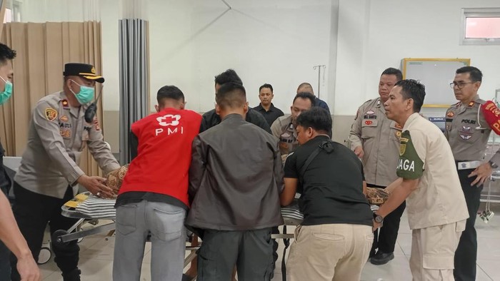Korban tewas saat dibawa ke rumah sakit.