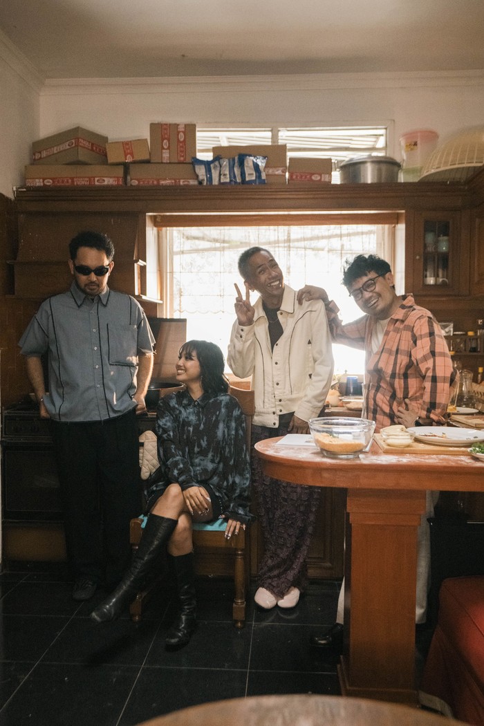 Lagu Juara Dua dari Lafa Pratomo, Ari Lesmana, dan White Chorus mengajak kita untuk hidup tenang tanpa tekanan. Dapatkan inspirasi dari kolaborasi ini!