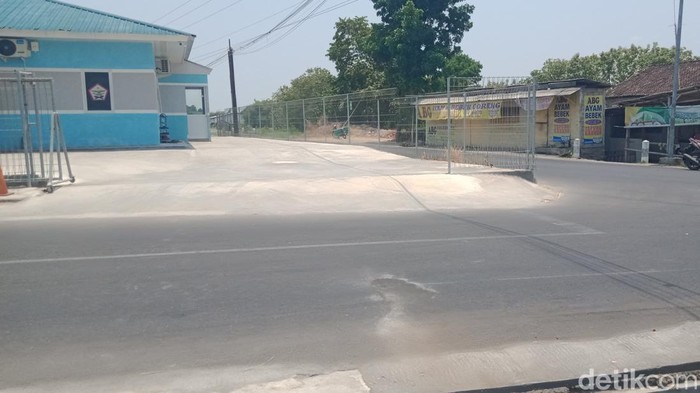 Lokasi kecelakaan truk vs motor di Wunut, Kecamatan Tulung, Klaten, Kamis (8/10/2026).
