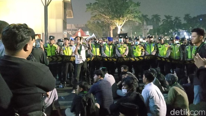 Massa aksi demo yang masih bertahan di Kantor Gubernur Sumsel,