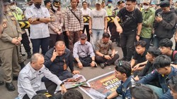 Massa Demo di Kantor Gubernur Sumsel Minta Helikopter Dimaksimalkan