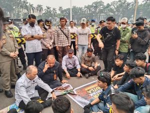 Massa Demo di Kantor Gubernur Sumsel Minta Helikopter Dimaksimalkan