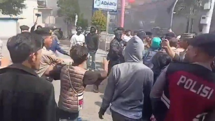 Massa menggeruduk Kantor Pos Sungguminasa terkait dugaan sabotase surat Mahkamah Agung untuk Bupati Gowa.