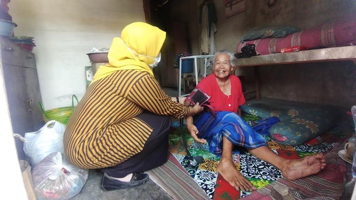 Mbah Slamet mendapat pengecekan kesehatan dari bidan desa