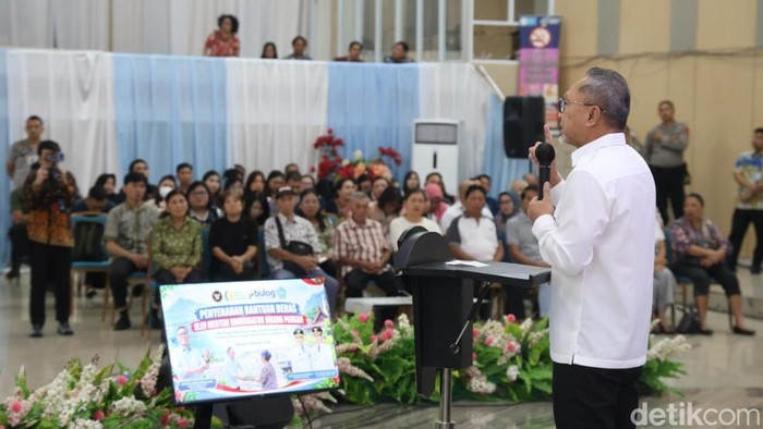 Menko Pangan Zulhas saat pembagian bantuan beras di Kota Manado, Sulawesi Utara. Fistel Mukuan/detikcom