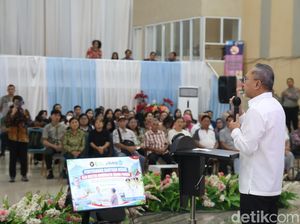 Menko Pangan Zulhas Serahkan Bantuan Beras ke Warga Sulut