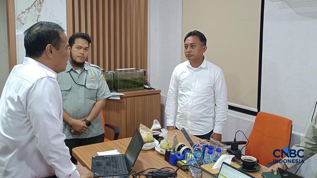 Menteri Pertanian (Mentan) Amran Sulaiman melakukan inspeksi mendadak ke kantor Direktorat Jenderal Tanaman Pangan dan Direktorat Jenderal Hortikultura, Jakarta, Kamis (8/10/2026). (CNBC Indonesia/Martyasari Rizki)