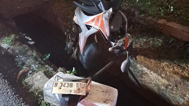 Mobil GWM Tank menabrak sejumlah kendaraan di Palmerah, pada Rabu (7/10/2026) malam dan mengakibatkan pengemudi ojek meninggal dunia.