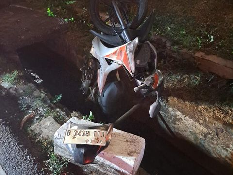 Mobil GWM Tank menabrak sejumlah kendaraan di Palmerah, pada Rabu (7/10/2026) malam dan mengakibatkan pengemudi ojek meninggal dunia.