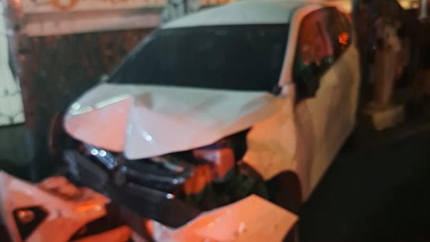 Mobil GWM Tank menabrak sejumlah kendaraan di Palmerah, pada Rabu (7/10/2026) malam dan mengakibatkan pengemudi ojek meninggal dunia.