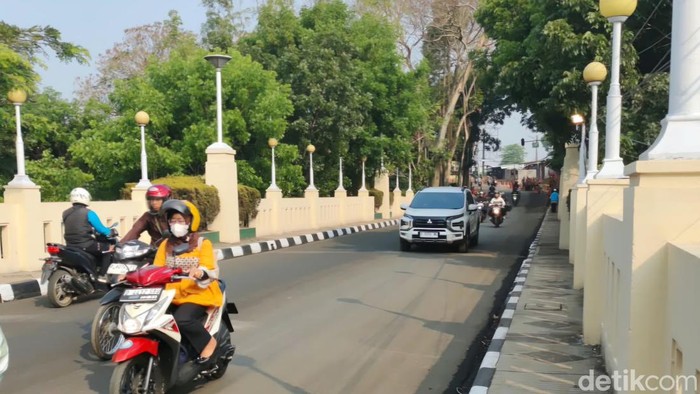 Mobil melintas di Jembatan Pemkot Cimahi usai dibuka lagi setelah ditutup 2 bulan
