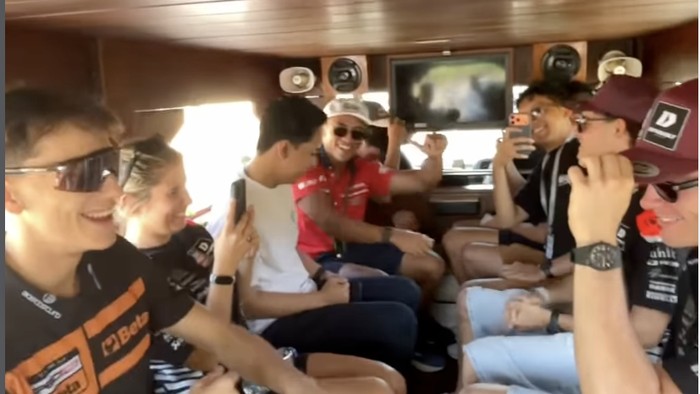 Momen Mario Aji dan Veda naik angkot, ajak pebalap Eropa nyanyi lagu dangdut Jawa