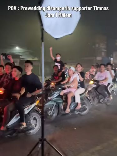 Momen tak terduga foto prewedding semakin seru usai dihampiri rombongan suporter Timnas yang ikut bersorak dan berfoto bersama.