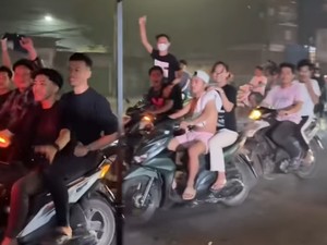 Viral! Sesi Foto Prewedding Jam 1 Pagi Mendadak Dikerumuni Suporter Timnas