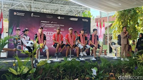 Para pebalap Moto2 dan Moto3 menyapa siswa SDN 2 Kuta, Lombok Tengah, Kamis (8/10/2026).