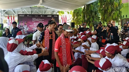 Para pembalap Moto2-Moto3 menyapa siswa SDN 2 Kuta, Lombok Tengah, dalam rangka Riders Go to School sebagai rangkaian dari MotoGP Mandalika, Kamis (8/10/2026).