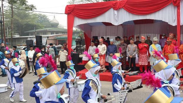 Pawai Budaya memeriahkan HUT ke-27 Kabupaten Pelalawan, Riau, Kamis (8/10/2026).