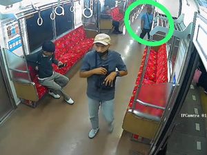 Video: Rekaman CCTV Aksi Pencurian Laptop Tertinggal di KRL Stasiun Bekasi
