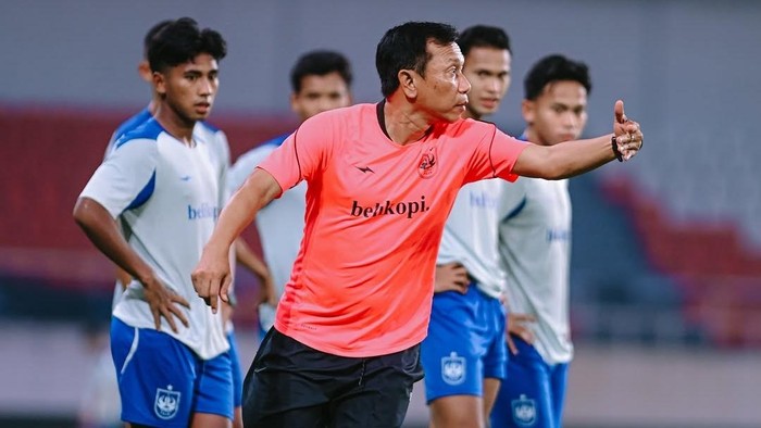 Pelatih PSIS, Widodo C Putro saat memimpin sesi latihan tim.
