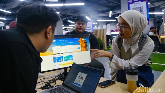 Pengunjung mencari informasi terkait opsi penerbangan 