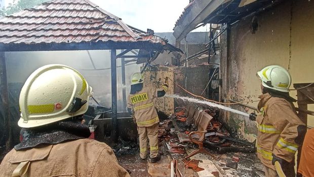 Peristiwa kebakaran terjadi di Kebon Kosong, Kemayoran, Jakpus. Puluhan petugas damkar dikerahkan untuk memadamkan api. (dok Damkar Jakpus)
