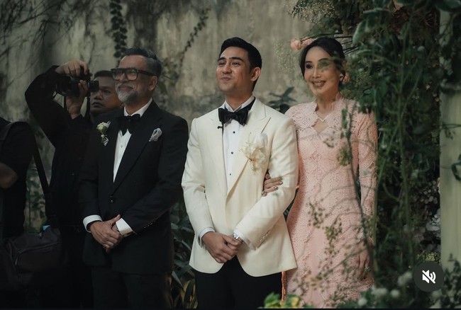 Putra aktor Jeremy Thomas dan Ina Thomas, Axel Matthew resmi menikah dengan Cicilia Golda Bethulla pada 22 September 2026. Axel dan Cicilia memilih mengadakan pernikahan secara privat dengan prosesi pemberkatan berlangsung di Gereja Orthodox Santo Thomas, Jakarta Selatan. Foto: Dok. Instagram