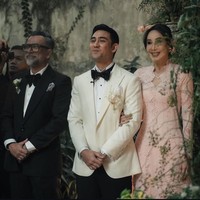 Putra aktor Jeremy Thomas dan Ina Thomas, Axel Matthew resmi menikah dengan Cicilia Golda Bethulla pada 22 September 2026. Axel dan Cicilia memilih mengadakan pernikahan secara privat dengan prosesi pemberkatan berlangsung di Gereja Orthodox Santo Thomas, Jakarta Selatan. Foto: Dok. Instagram