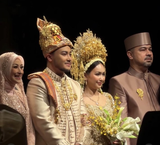 Pasangan selebriti Annisa Trihapsari dan Adjie Pangestu melangsungkan pernikahan putra mereka, Muhammad Rafi Akbar Putra Pangestu pada 6 September 2026. Rafi Pangestu menikahi Nabila Febrina dengan mengenakan busana adat Aceh dengan sentuhan modern pada momen akad. Foto: Dok. Instagram