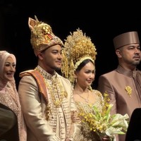 Pasangan selebriti Annisa Trihapsari dan Adjie Pangestu melangsungkan pernikahan putra mereka, Muhammad Rafi Akbar Putra Pangestu pada 6 September 2026. Rafi Pangestu menikahi Nabila Febrina dengan mengenakan busana adat Aceh dengan sentuhan modern pada momen akad. Foto: Dok. Instagram