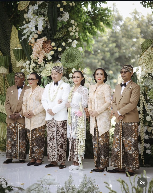 Soimah Pancawati juga turut berbahagia menikahkan putra sulungnya, Aksa Uyun Dananjaya dengan Yosika Ayumi pada 8 Mei 2026 di Bantul, Yogyakarta. Pernikahan anak Soimah ini pun kental dengan menggunakan adat Jawa. Foto: Dok. Instagram