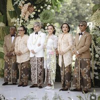 Soimah Pancawati juga turut berbahagia menikahkan putra sulungnya, Aksa Uyun Dananjaya dengan Yosika Ayumi pada 8 Mei 2026 di Bantul, Yogyakarta. Pernikahan anak Soimah ini pun kental dengan menggunakan adat Jawa. Foto: Dok. Instagram
