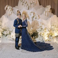 Putra Tamara Bleszynski, Teuku Rassya, resmi menikah dengan Cleantha Islan pada 12 April 2026. Pernikahan Rassya dan Cleantha digelar dengan nuansa adat Aceh. Keduanya tampil mengenakan busana adat berwarna royal blue dalam momen akad dan perayaan pernikahan. Foto: Dok. Instagram