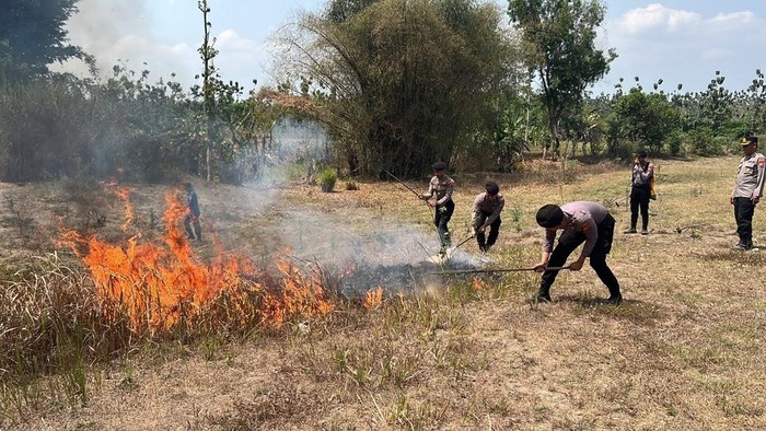 Personel Polres Blitar Kota diajari mitigasi bencana karhutla