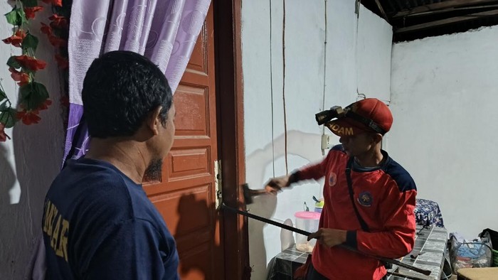 Petugas pemadam kebakaran mencongkel pintu kamar yang membuat 2 perempuan terkurung di Aceh Besar.