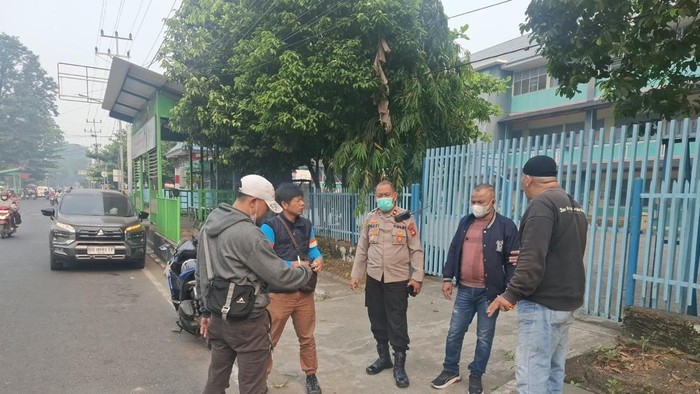 Polisi melakukan olah TKP di lokasi kejadian.
