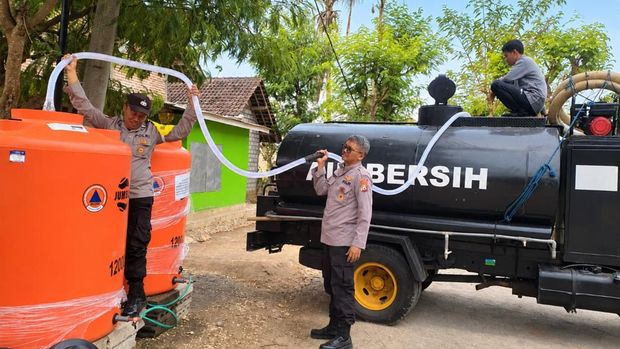 Polres Malang menyalurkan sebanyak 35 ribu liter air bersih kepada warga yang terdampak kemarau panjang di Kabupaten Malang. (dok Istimewa)