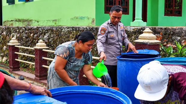 Polres Malang menyalurkan sebanyak 35 ribu liter air bersih kepada warga yang terdampak kemarau panjang di Kabupaten Malang. (dok Istimewa)
