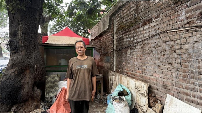 Potret Bagja meratapi kios nya yg sudah rata dengan tanah