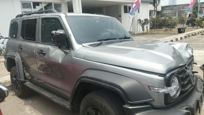 Potret GWM Tank maut usai menabrak dua motor, mobil, dan gerobak di Palmerah, Jakbar, Rabu (7/10/2026) malam.