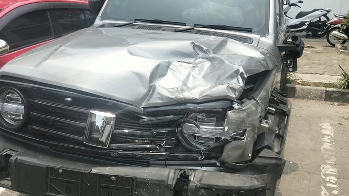 Potret GWM Tank maut usai menabrak dua motor, mobil, dan gerobak di Palmerah, Jakbar, Rabu (7/10/2026) malam.