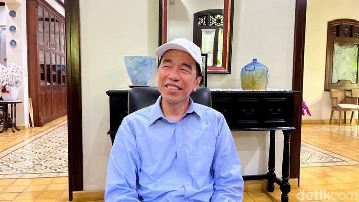 Presiden ke-7, Joko Widodo (Jokowi) ditemui di Sumber, Banjarsari, Solo, Kamis (10/10/2026)