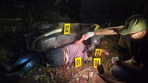 Jasad Selamat diselidiki polisi saat masih tertindih sepeda motor di Desa Sukawana, Kecamatan Kintamani, Kamis (8/10/2026). (Dok Polres Bangli).