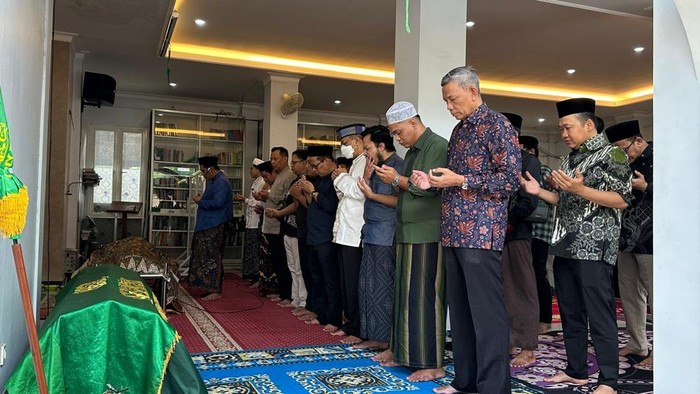 Suasana rumah duka mantan Ketua PWNU Jateng KH Muhammad Adnan di Kecamatan Tembalang, Kota Semarang, Kamis (8/10/2026).