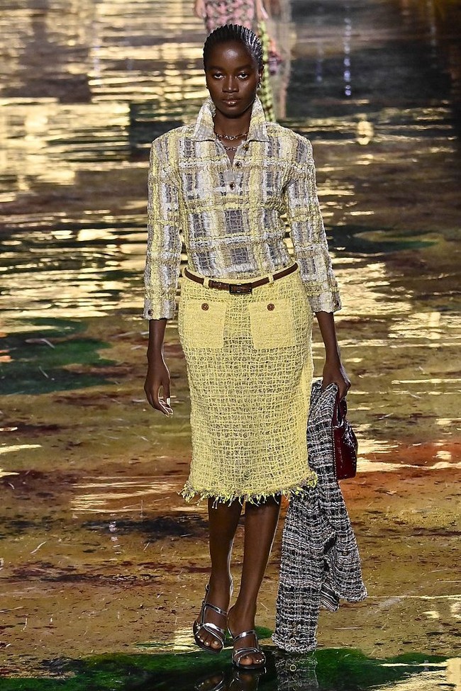 Berawal dari jalanan Lagos, Nigeria, Rachel Ojuromi kini melangkah ke runway Paris Fashion Week. Rachel di-notice artistic director Chanel Matthieu Blazy setelah mengunggah foto dan video ia berpose dengan busana dari thrift store, yang kemudian mendapuknya untuk tampil di show Chanel Spring/Summer 2027. Foto: Gamma-Rapho via Getty Images/Victor VIRGILE