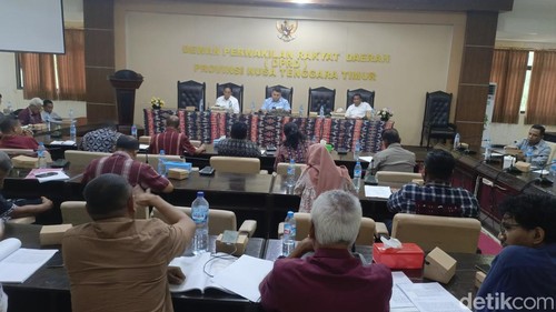 Kordum Geram-NTT, Andi Sanjaya, saat mengerahkan pernyataan sikap kepada DPRD NTT, yang diterima oleh Fernando Soares, Kamis (8/10/2026).